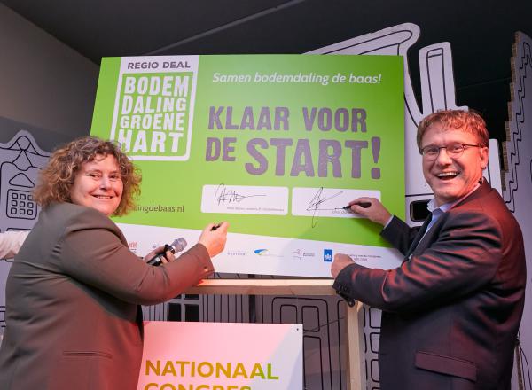 ondertekening-met-hilde-en-johan-foto-vincent-basler